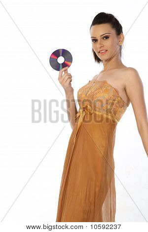 Junges Mädchen mit einer Compact-disk