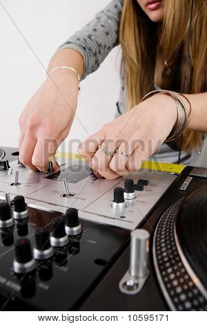 女 Dj 调整声音级别