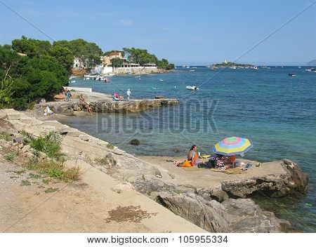 Bathers on the rocks