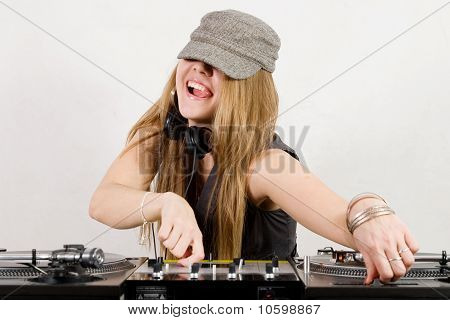 调整音量和音调的女 Dj