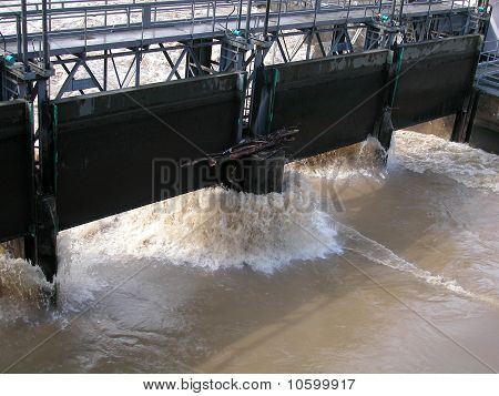 Inundación del río y la pared de la presa