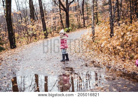 A kid girl in autumne season wearing a hat
