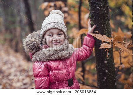 A kid girl in autumne season wearing a hat
