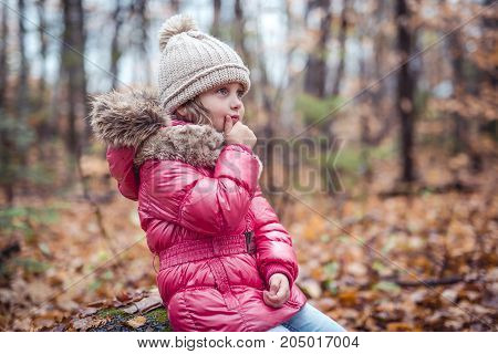 A kid girl in autumne season wearing a hat