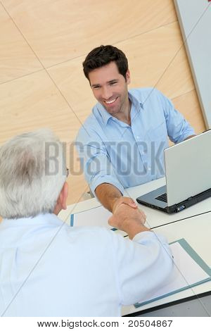 Povos sênior na entrevista de emprego