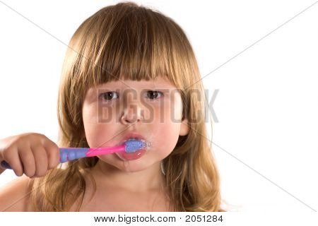 어린 소녀 그녀의 이빨을 청소