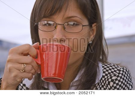 Mujer beber café