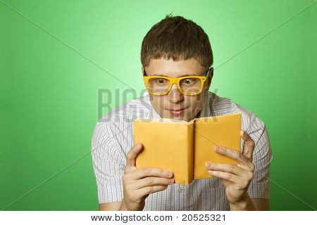 Leitor ávido de jovem lendo