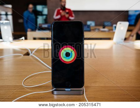 Super Retina Display New Iphone 8 And Iphone 8 Plus In Apple Store