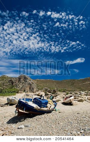 Arrugginito vecchia barca sulla riva In Grecia Isola di Creta