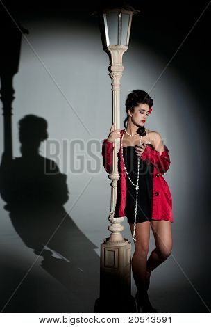 schöne junge glamourösen Frau mit lightpole