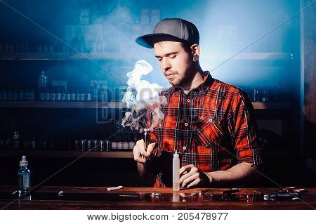 The Process Of Servicing The Mechanical Vape Device. Master Replace Wire For Smoking. Ecig Rapairing