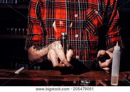 The Process Of Servicing The Mechanical Vape Device. Master Replace Wire For Smoking. Ecig Rapairing