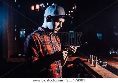 The Process Of Servicing The Mechanical Vape Device. Master Replace Wire For Smoking. Ecig Rapairing