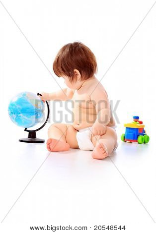 Baby med geografiske kloden isoleret på hvid baggrund