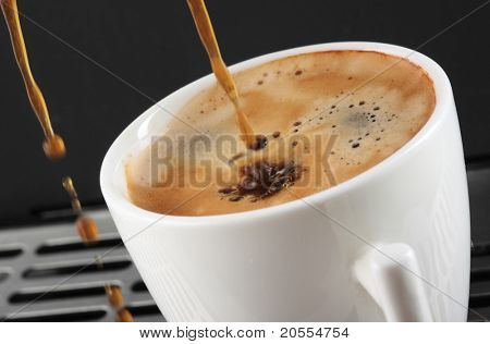 kawa expresso rozlana jest w kubek - rozmyte ruch-