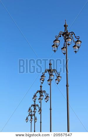 Linternas contra el cielo azul.