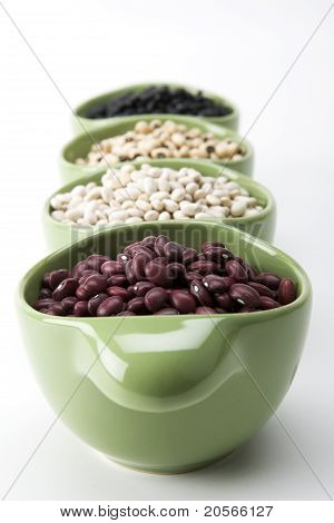 Surtidos frijoles mixtos en plato de cerámica verde