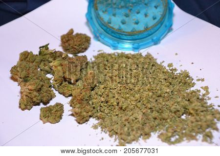 a grinder used to coarsely grind buds for medical cannabis