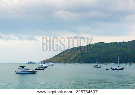 The Small Speedboat Is Mooring In The Wavy Sea Near The Shore With The Background Of The Sea Horizon
