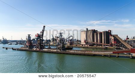 Grain Elevator im Hafen mit Terminal und Krane