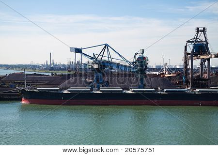 Trasbordo di bauxite nel porto di Rotterdam