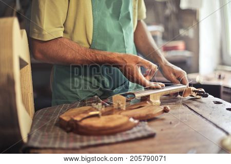 Lutist at work

