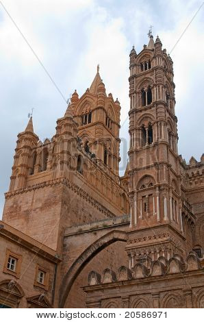 Hlavní katedrále v Palermu - pohledná Cattedrale di Vergine