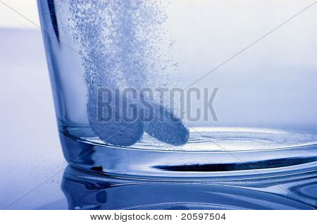 Effervescent tablet ve sklenici vody