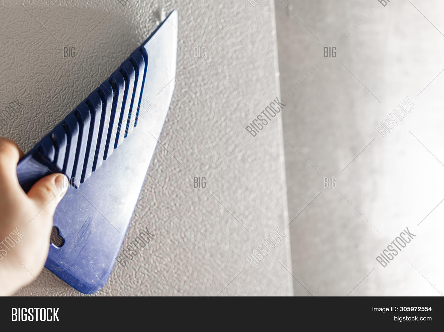 газеты вместо обоев на стене. обои приклеенные на бетон. поклейка обоев на бетонные стены без шпаклёвки. на что клеить обои на бетонные стены. наклеить обои на бетонные стены.