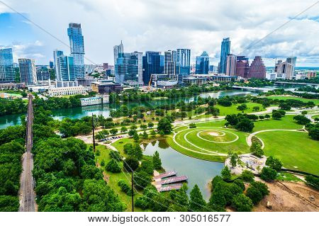 Modern Architecture Green Public Parks And Green Space , Nature Meets City , Austin Texas Usa 2019 S