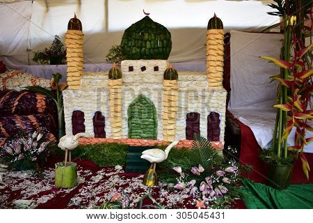 Kodaikanal, Tamilnadu, India - June 2, 2019: Statues Made With Flowers At The 58Th Flower Show In Ko