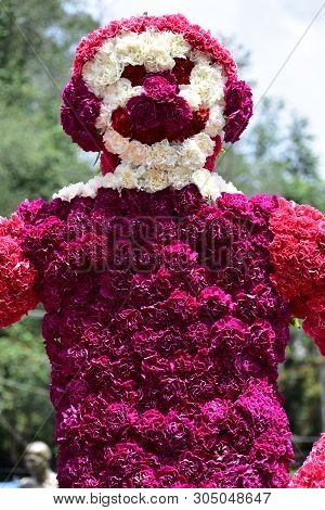 Kodaikanal, Tamilnadu, India - June 2, 2019: Statues Made With Flowers At The 58Th Flower Show In Ko