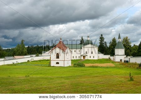 The Church Of The Holy Righteous James Borovichskye And Hospital Kelijami And Refectory, 1702. Valda