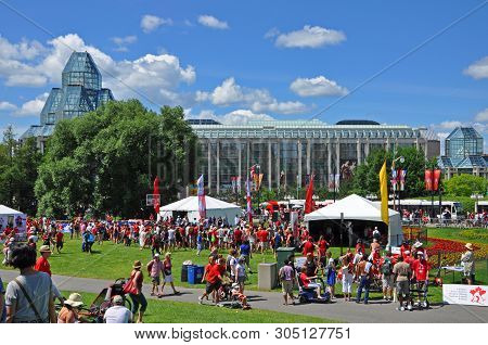 Ottawa, Canada - July 1, 2011: People In Front Of National Gallery Of Canada On Canada Day In Downto