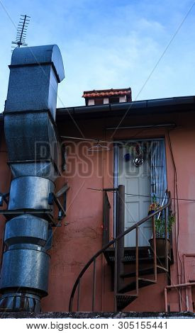 Singapore-27 Mar 2017：singapore Geylang Area Old House Facade View