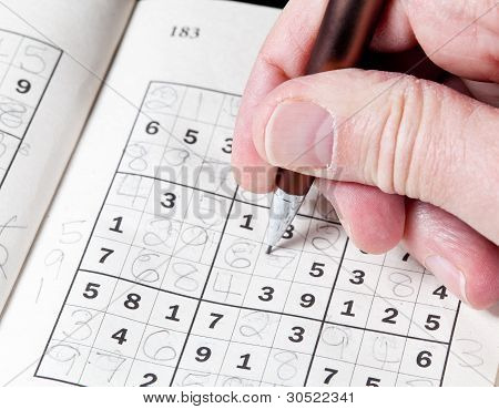 Ember kezében ceruza Sudoku puzzle