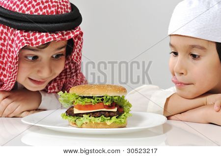 Arabská dva malí chlapci s big Burger