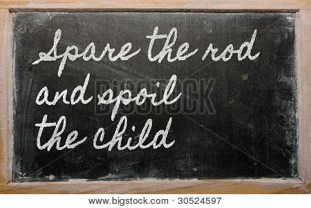 Expressie - sparen de staaf en bederven het kind - geschreven op een schoolbord School met krijt