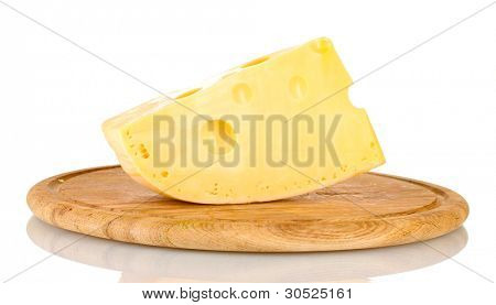 ? heese su tavola di legno isolata on white
