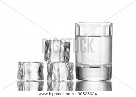 verre de vodka avec glace isolaled sur blanc