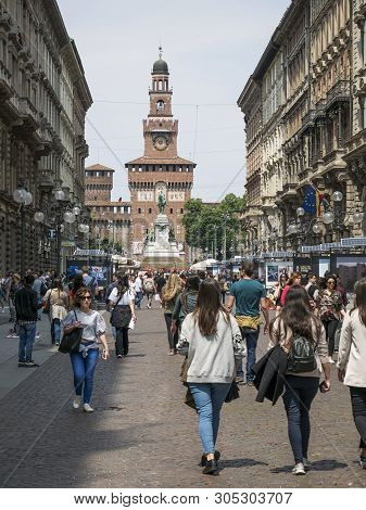Crowd Of Tourists Strolls In The Dante Street