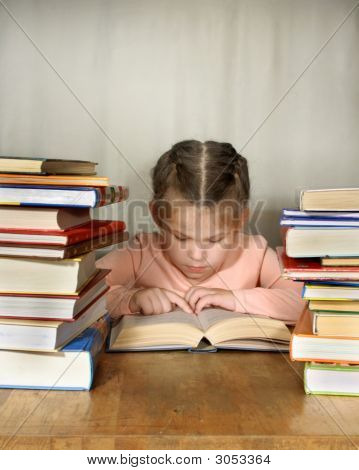 La petite fille Lisez attentivement