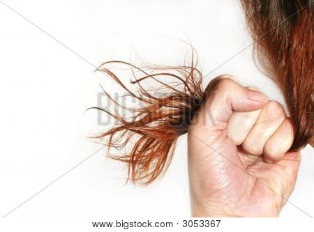 Femme avec les cheveux en un coup de poing