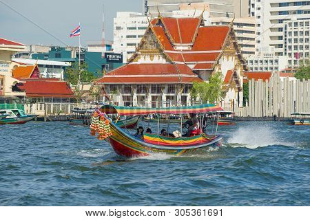 Bangkok, Thailand - January 02, 2019: The Tourist Boat Against The Background Of The Buddhist Temple