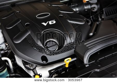 Výkonný motor