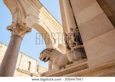 Split, Croatia, Peristyle Or Peristil Inside Diocletian Palace In The Old Town, Statues Of Stone Lio