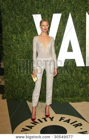 LOS ANGELES - 26 de FEB: Karolina Kurkova llega a la fiesta de Oscar de Vanity Fair 2012 t Sunset