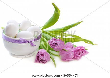 ไข่อีสเตอร์กับดอกทิวลิปบนพื้นหลังสีขาว
