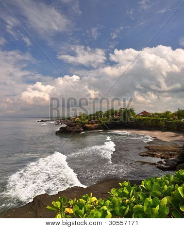 Bouřková mračna hajzlík Tanah Lot, Bali Indonésie